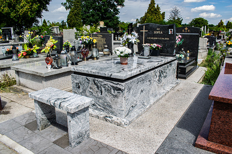 Ławeczka w zestawie z pomnikiem