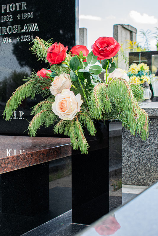 Wysoki wazon granitowy prostokątny, montowany obok pomnika