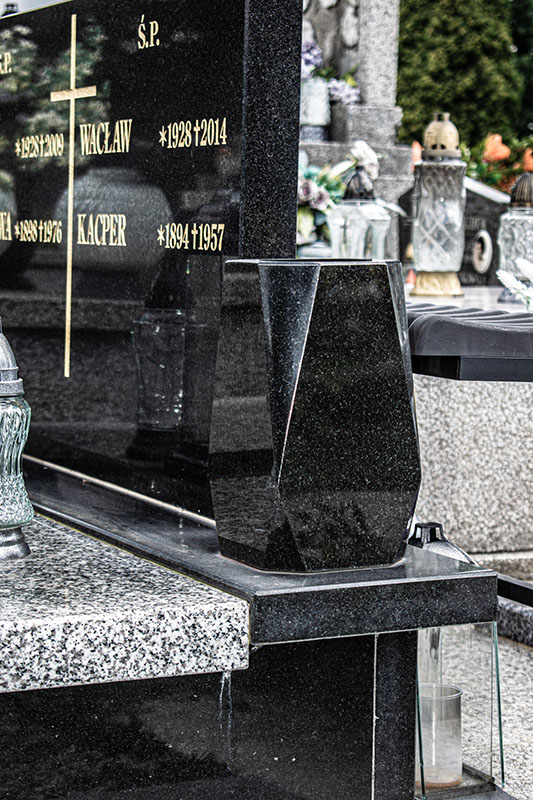 Wazon "diamentowy" montowany obok napisówki