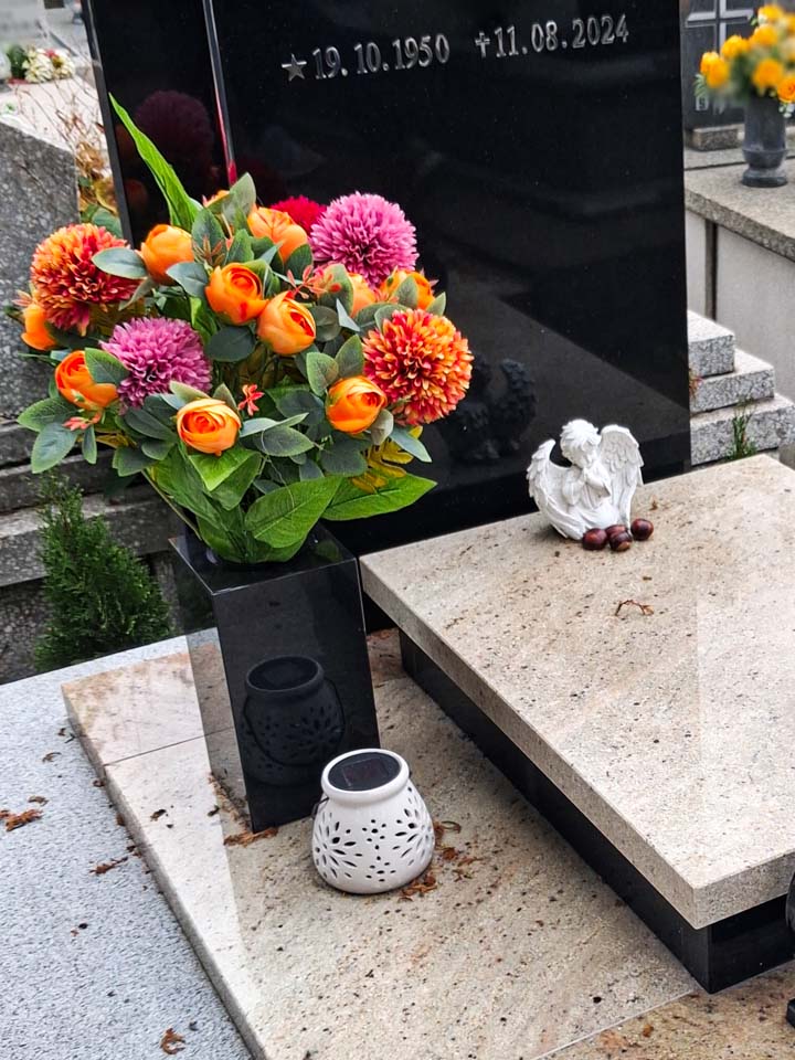 Prostokątny wazon z ciemnego granitu, montaż na posadzce pomnika Niezapominajka