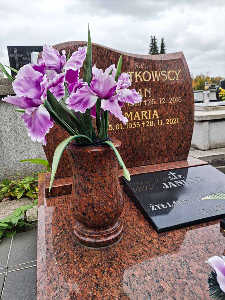 Pomnik Chryzantema z wazonem granitowym