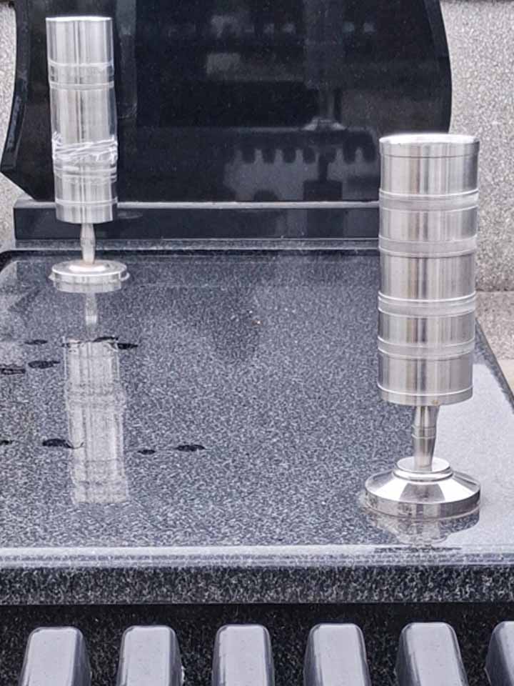 Pomnik Chryzantema z dwoma wazonami ze stali nierdzewnej