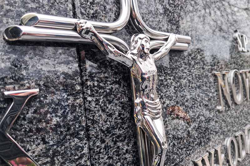 Rzeźba metalowa Chrystusa ze stali nierdzewnej