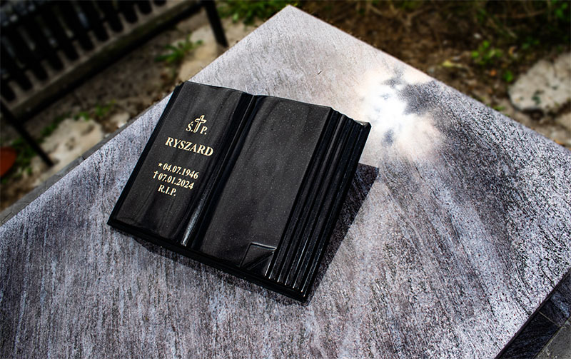 Granitowa nakładka w kształcie księgi