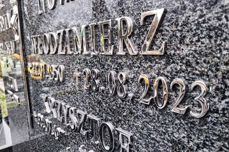 Litery metalowe ze stali nierdzewnej, montowane na napisówce