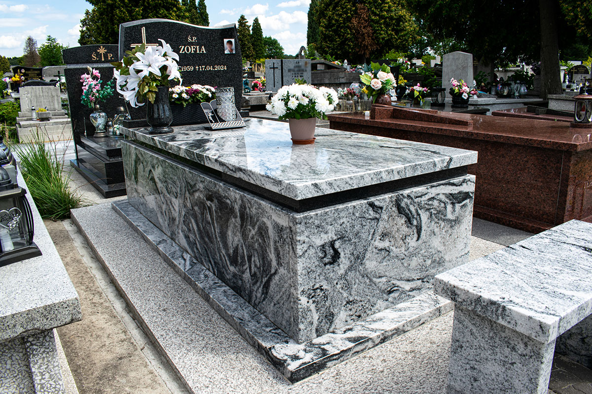 Viscont White z paskiem i napisówką z Ciemnej Impali