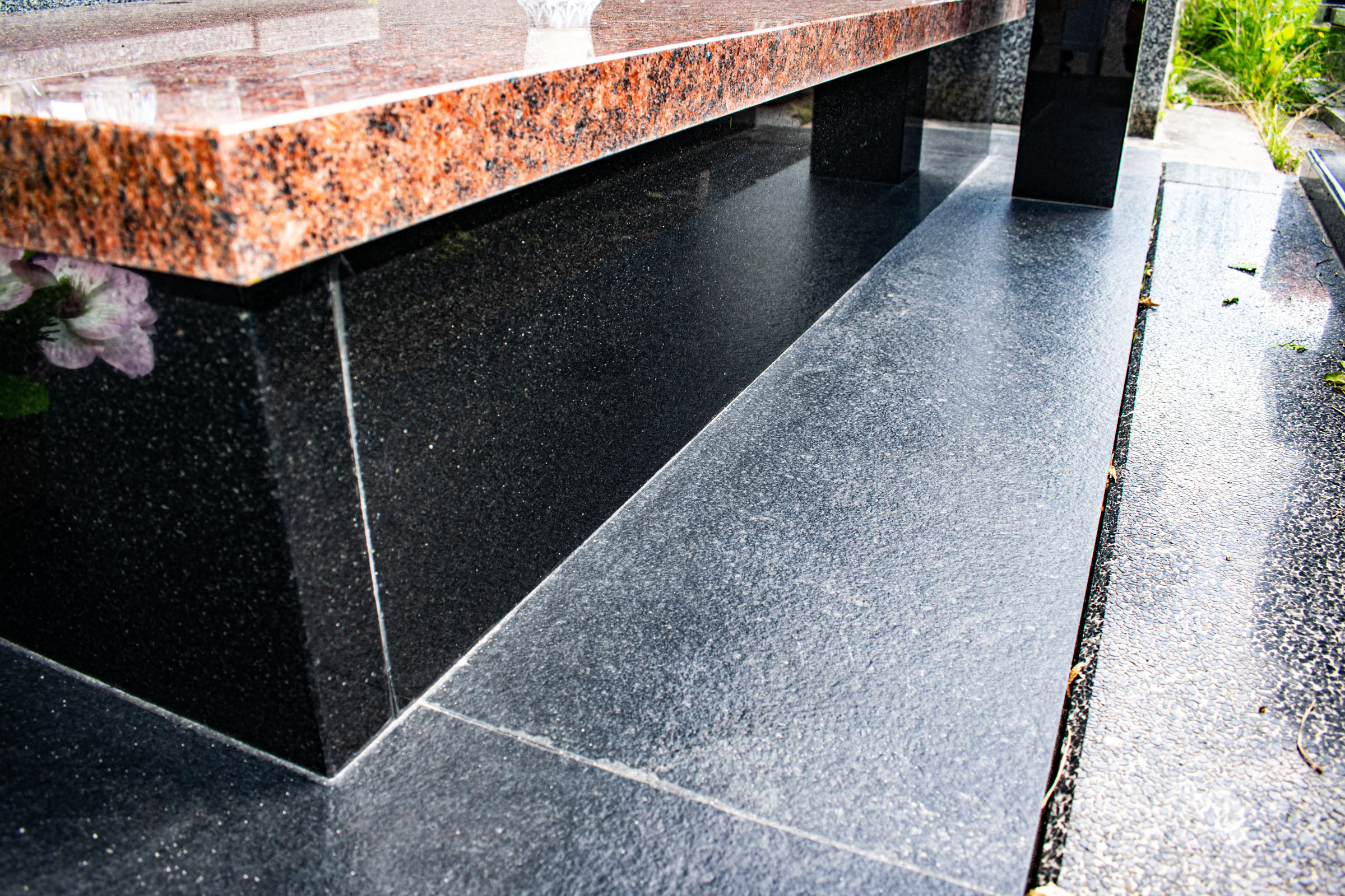 Okładziny granitowe, antypoślizgowe i zabezpieczone lakierem