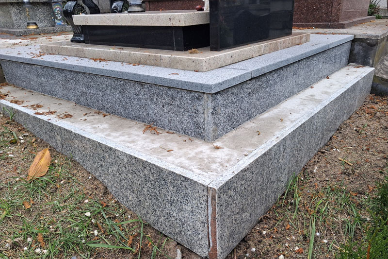 Zabezpieczenie nagrobka Niezapominajka na skarpie