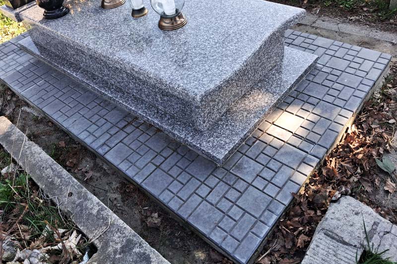 Nagrobek obłożony płytkami