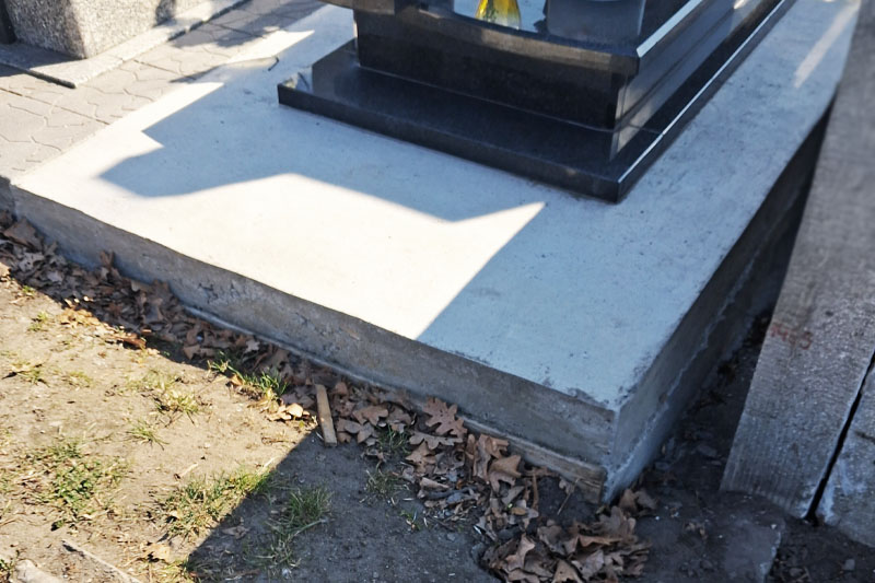 Podwójna wylewka betonowa zabezpieczająca pomnik
