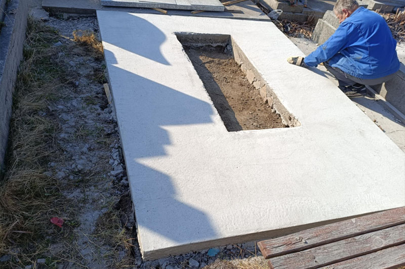 Przygotowywanie fundamentu pod nowy nagrobek