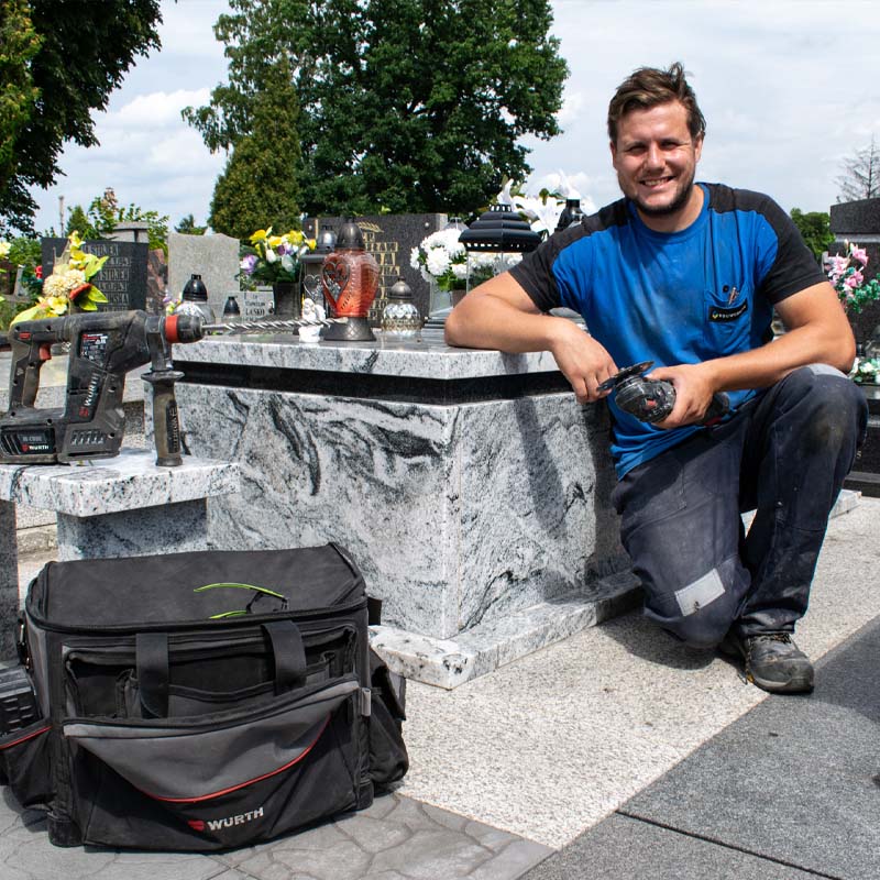 Marcin Wiśniewski prezentujący nagrobek na trumnę z Viscont White w Dąbrowie Górniczej