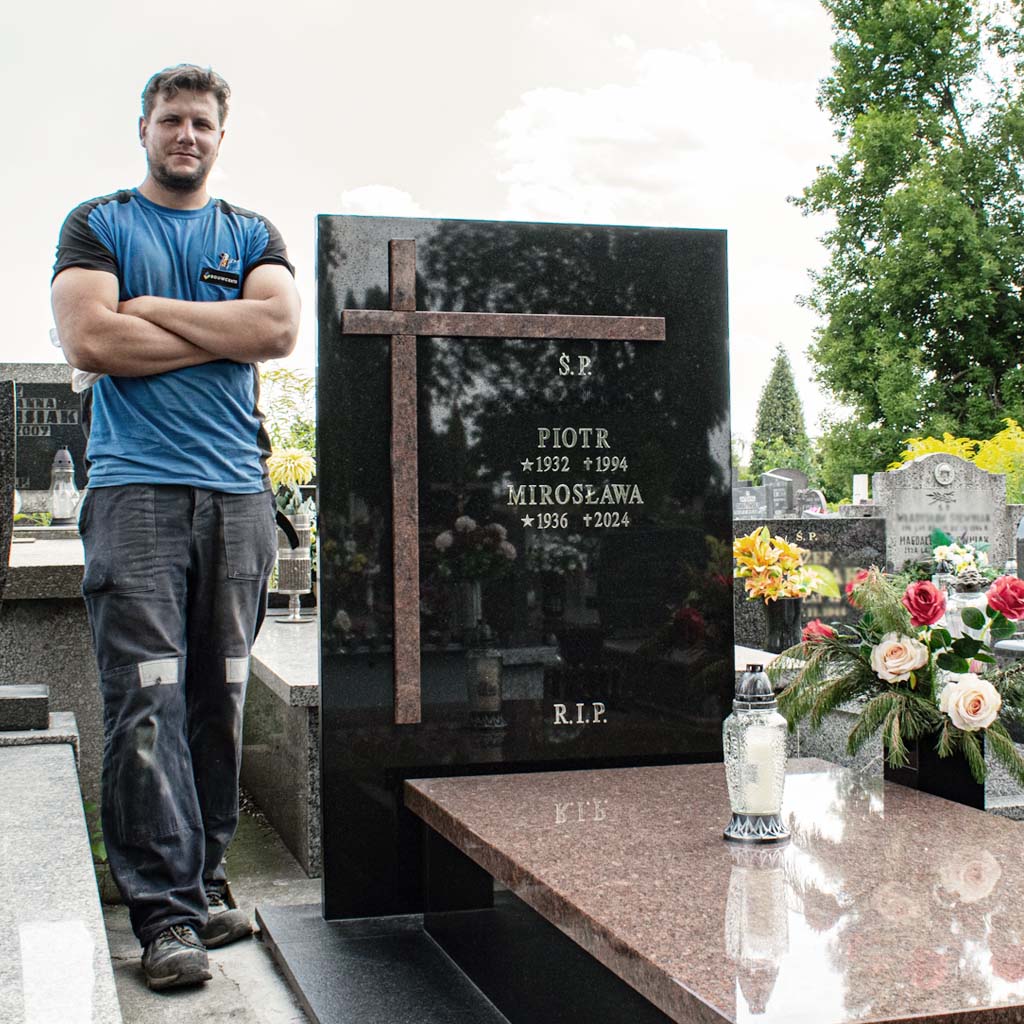 Marcin Wiśniewski przy pomniku z Monumental Black i Vanga na cmentarzu w Dąbrowie Górniczej