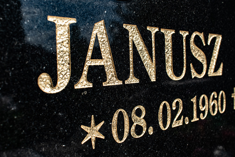 Proces nakładania liter złoconych na płytę nagrobną