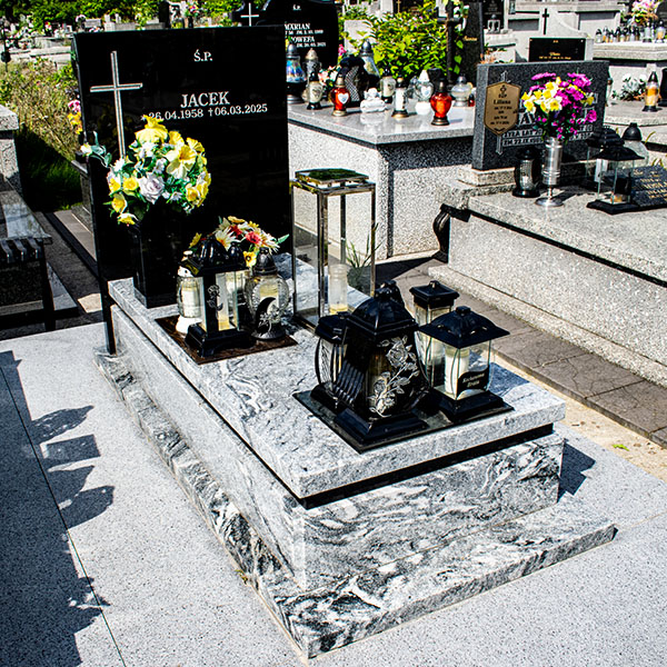 Nagrobek Malwa z płytą Star Galaxy i podstawą z granitu Viscont White, osadzony na profesjonalnym fundamencie z płytą granitową - realizacja Kamieniarstwa Wiśniewski z Dąbrowy Górniczej