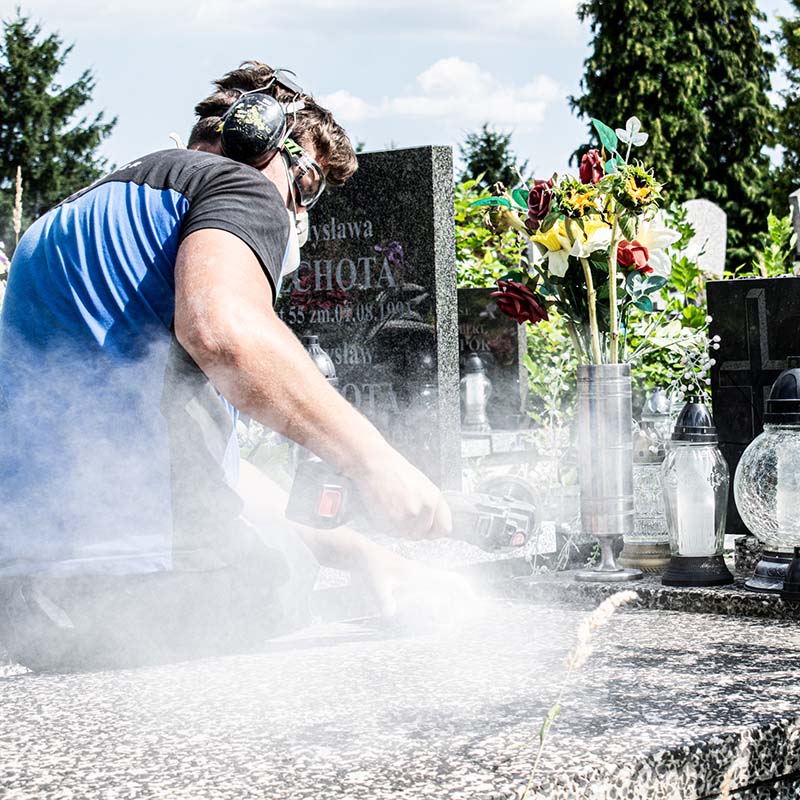 Proces renowacji starego nagrobka z lastryko