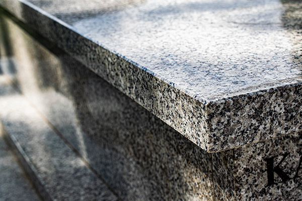 Piękny sarkofag Kamelia wykonany z granitu strzegomskiego