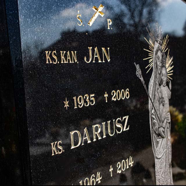 Złocony grawer artystyczny na płycie pomnika w Dąbrowie Górniczej