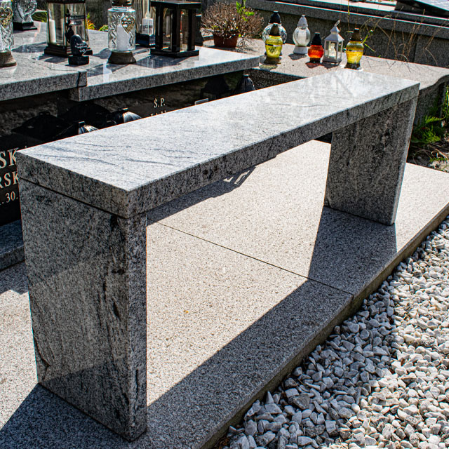 Granitowa ławeczka wykonana przez Kamieniarstwo Wiśniewski
