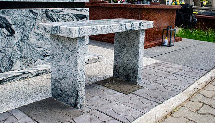 Elegancka ławeczka wykonana z polerowanego granitu