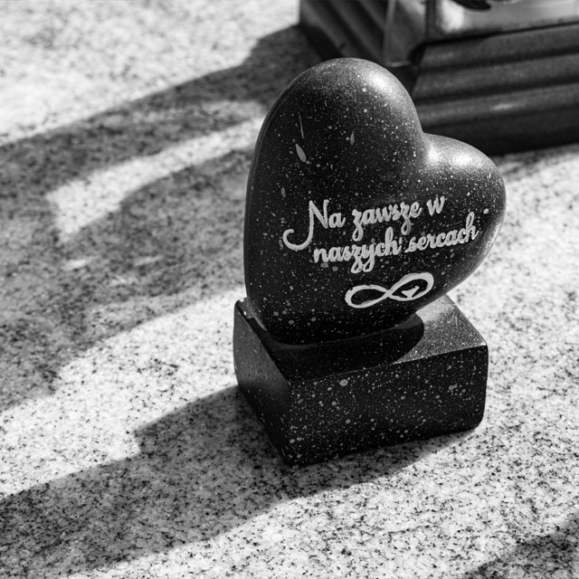 Nowoczesny nagrobek wykonany przez Kamieniarstwo Wiśniewski