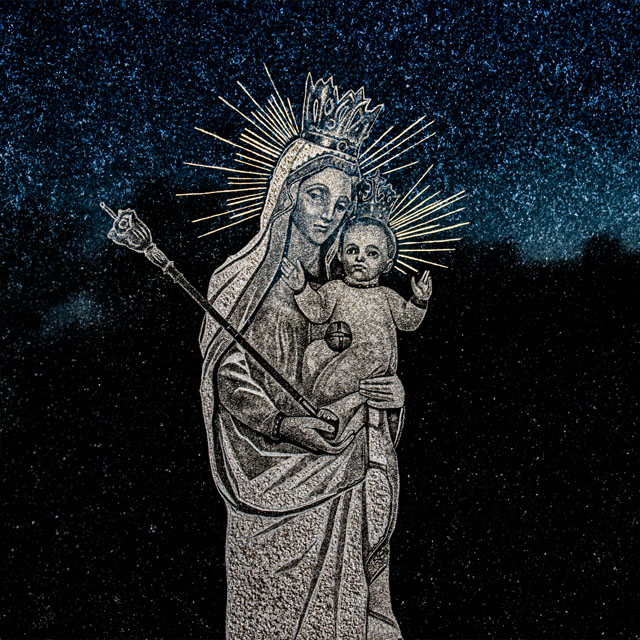 Arystyczny grawer Matki Boskiej na ciemnym granicie ze złoceniami