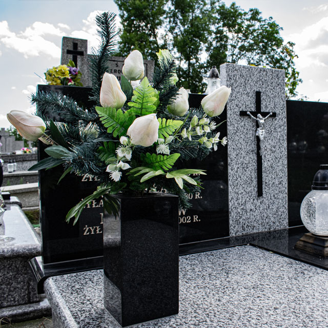 Granitowy wazon nagrobkowy z systemem odprowadzania wody