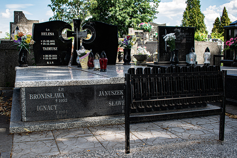 Nagrobek dwupłytowy, pełnowymiarowy z krawatem oddzielającym płyty