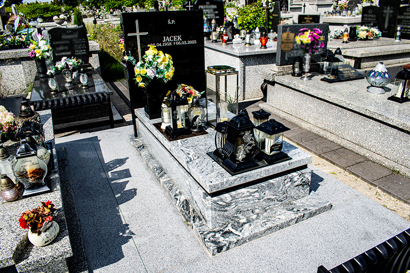 Nagrobek Viscont White z czarną napisówką