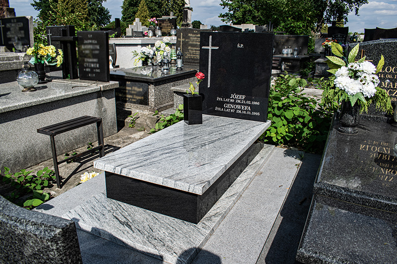 Nagrobek na urny z okładzinami granitowymi