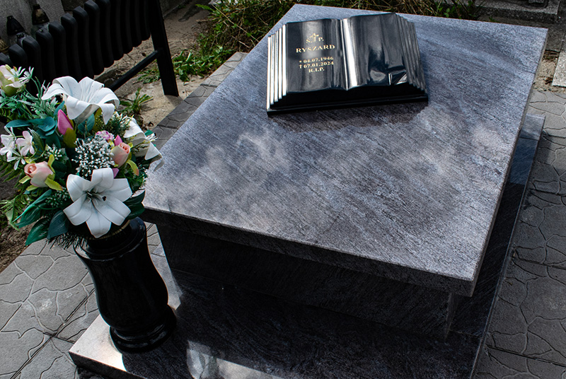 Pomnik typu amerykańskiego z nakładką typu książka