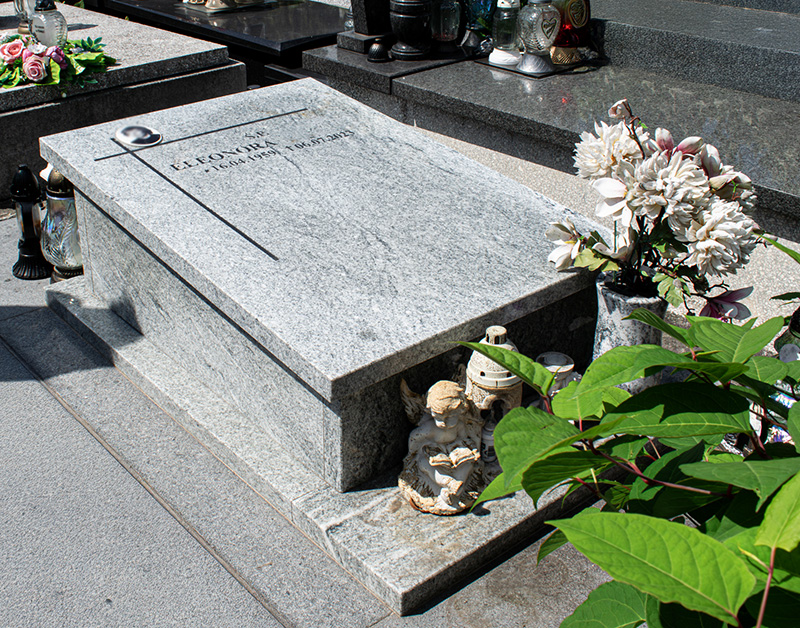 Pomnik typu amerykańskiego na urny z literami piaskowanymi