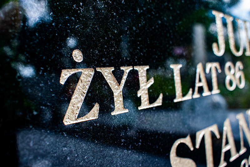 Litery z białego złota