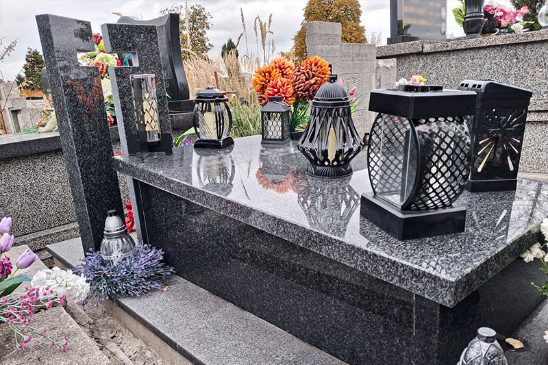 Sarkofag z rzeźbą stojącą obok pomnika