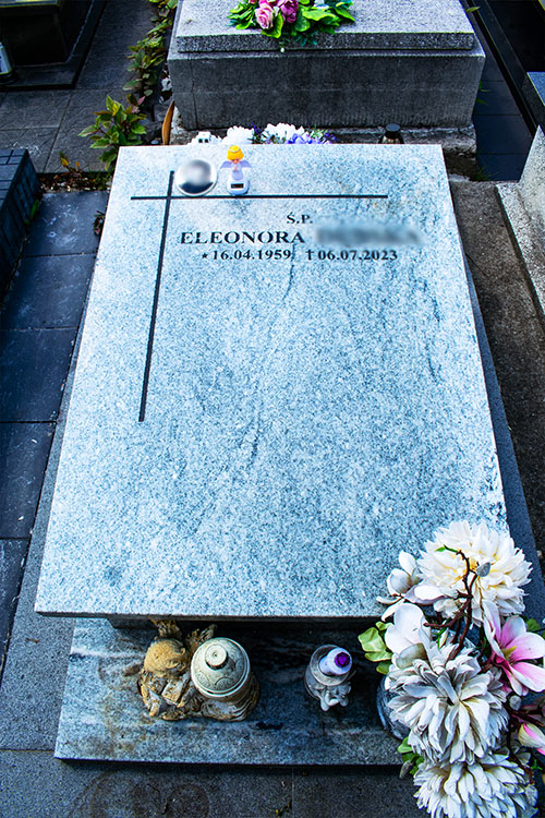 Piaskowane litery na płycie nagrobnej