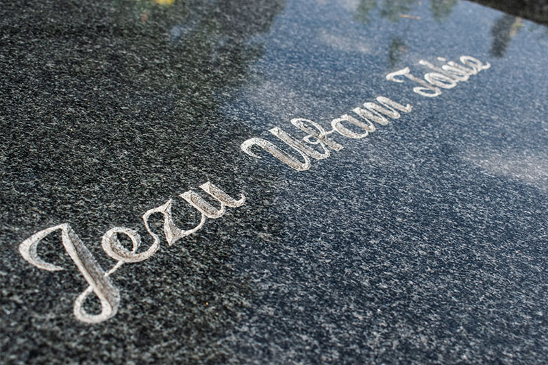 Litery kute na płycie nagrobka