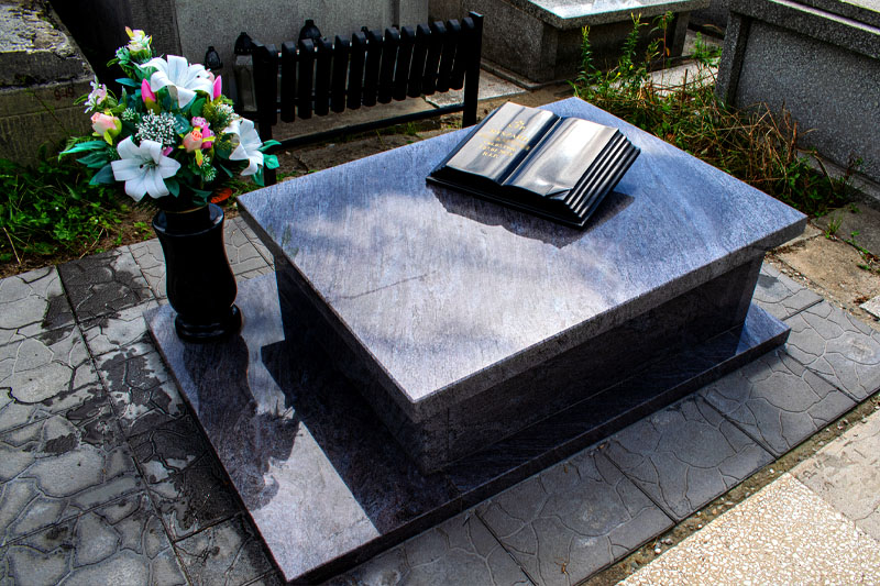 Niezapominajka - nagrobek w stylu amerykańskim