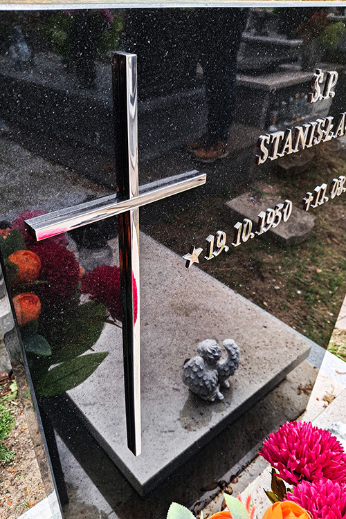 Krzyż i napis ze stali nierdzewnej