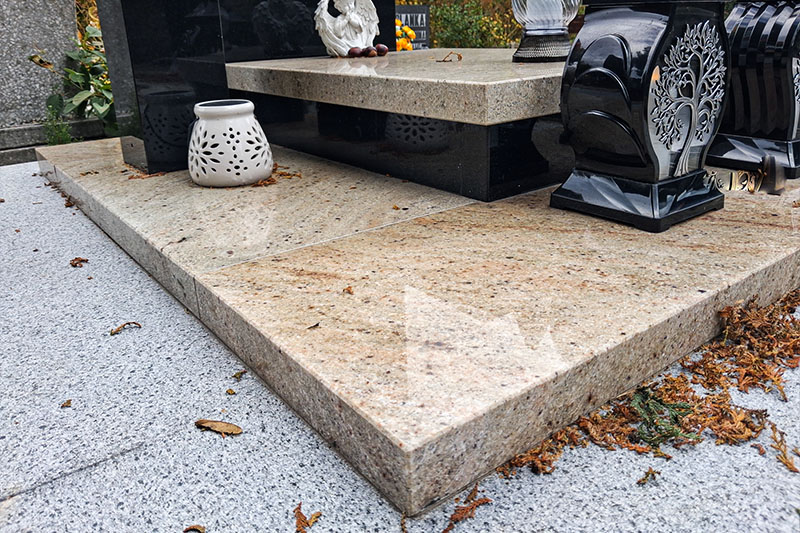 Płyta nagrobka i podstawa wykonane z granitu Astoria