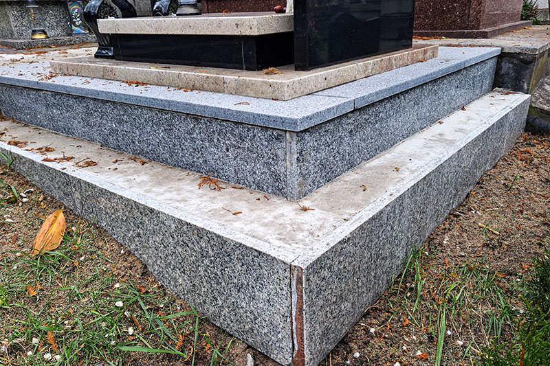 Podwójna wylewka zabezpieczająca przed pochyleniem zbocza