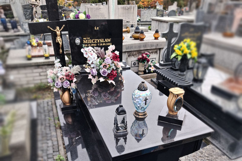 Malwa - pełnowymiarowy nagrobek z granitu Czarny Szwed