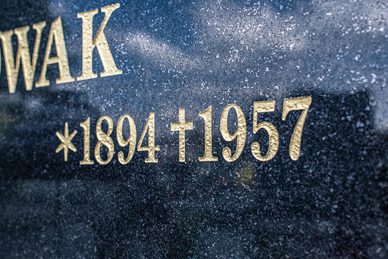 Litery pokryte złotem