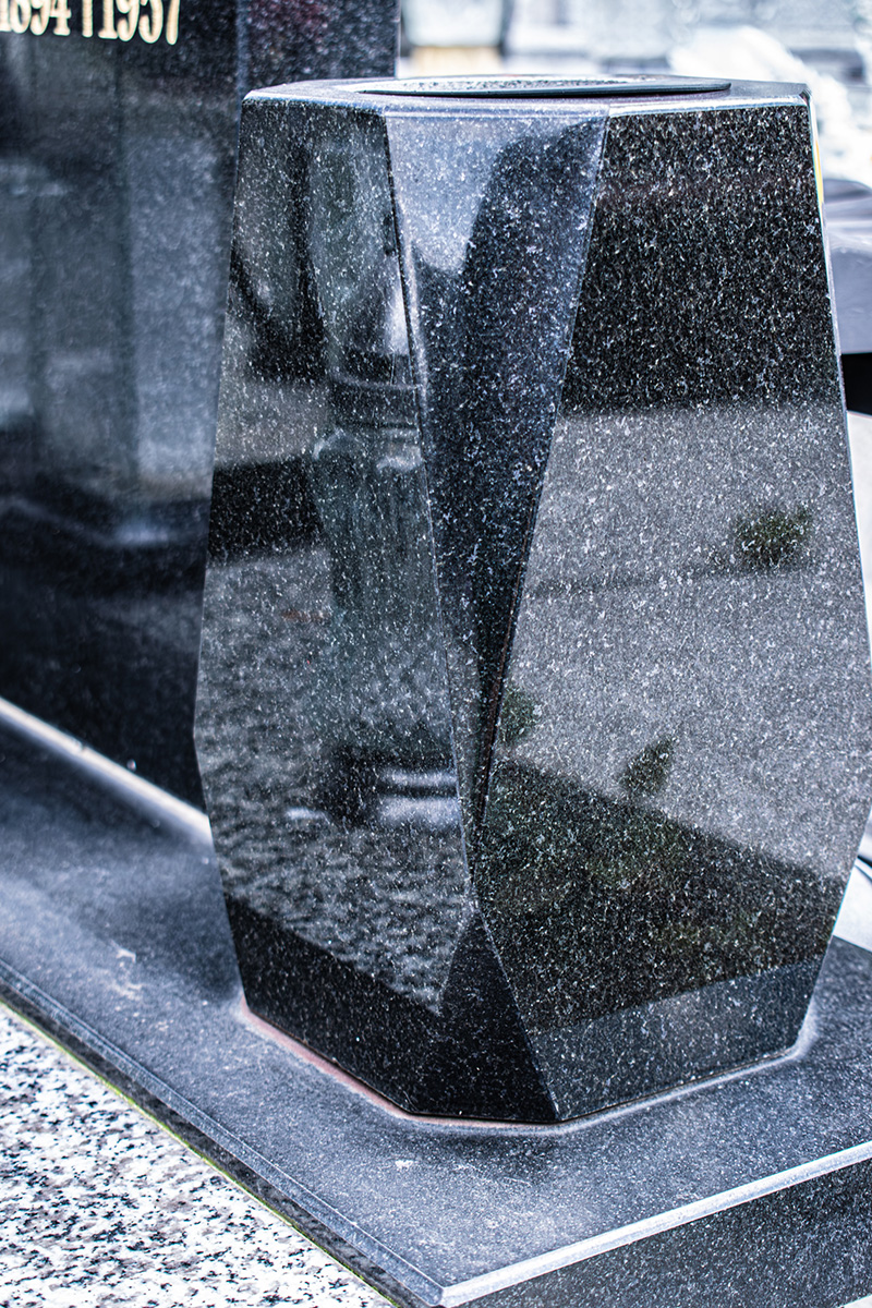 Wazon typu diamentowego jest świetnym dodatkiem do Malwy