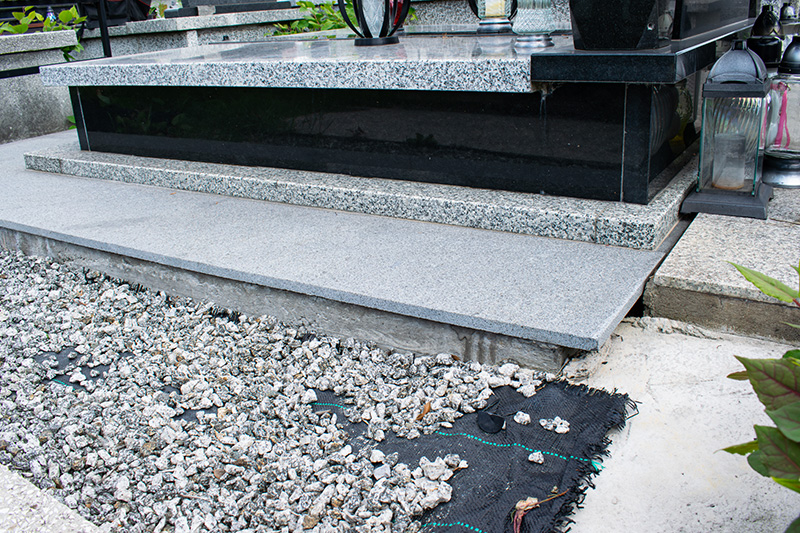 Granitowe okładziny antypoślizgowe wokół pomnika