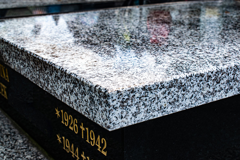 Malwa z płytą z granitu strzegomskiego