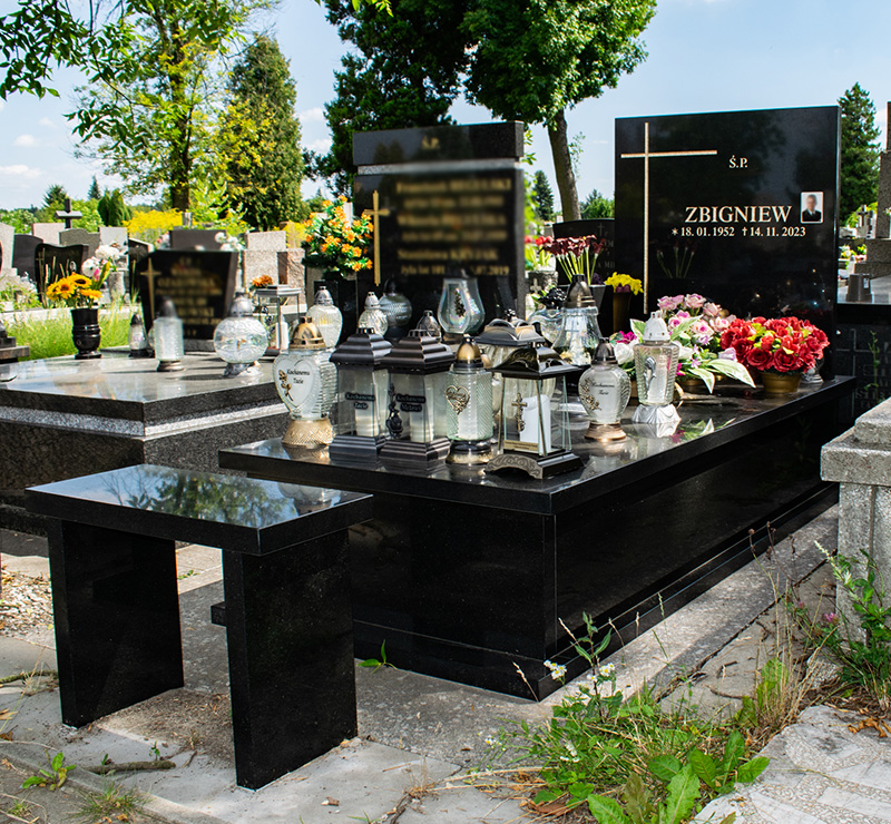 Malwa z granitu Monumental Black w zestawie z okładzinami, ławeczką i wazonem