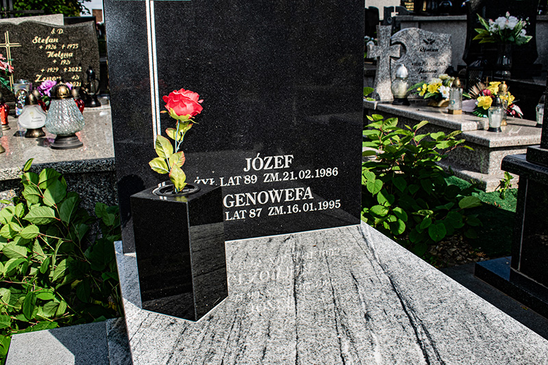 Wazon montowany na płycie nagrobka