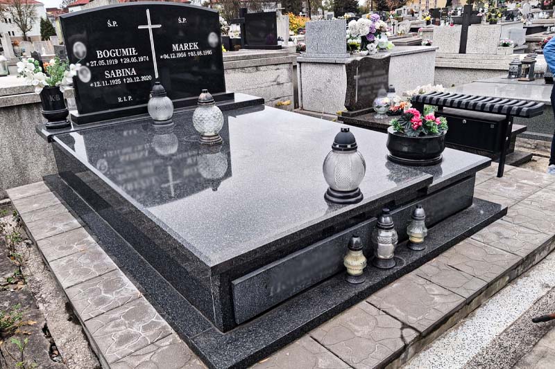 Aster kaskadowy, wykonany z granitu Impala z napisówką wykonaną z granitu Black