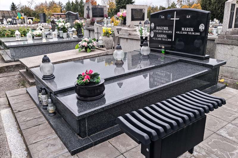 Wariant z wazą, ławeczką i betonowymi płytkami wokół pomnika