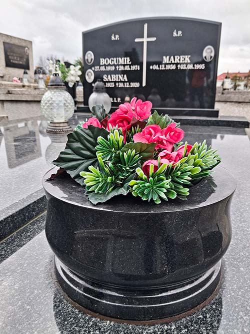 Granitowa waza na kwiaty, zamontowana na płycie